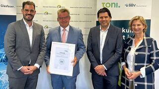 Auszeichnung mit (von links): Roman Skrodzki (Breko), Landrat Dr. Achim Brötel, Martin Naber und Sabine Schweiger, beide BBV.