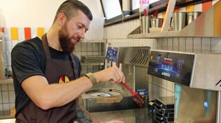 Michael Levit präsentiert stolz seine neue Kakaomanufaktur in Böttigheim.