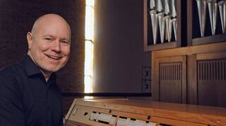 Er rockt die Orgel in der Kirche St. Elisabeth in Bestenheid: Patrick Gläser gestaltet am 11. Oktober ein Konzert in dem Gotteshaus.