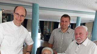 Ihre diamantene Hochzeit feierten Egon und Uschi Kolb aus Unterbalbach. Zu den Gratulanten zählten Ortsvorsteher Jürgen Segeritz (Zweiter von rechts) und Pfarrer Walterspacher (links).