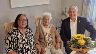 Das Bild zeigt die Jubilarin Maria Heidinger mit Bürgermeister Joachim Markert und Tochter Sonja Himmel.