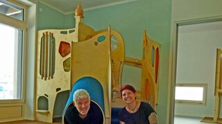 Kibita-Geschäftsführer Gerhard Bachert und Kindertagesstättenleiterin Debora Baier freuen sich auf den Beginn des neuen Kindergartenjahres am 2. September und damit auf den Start der Kindertagesstätte „Turmbergzwerge“ in Königshofen.