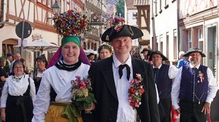 Strahlend: Mitglieder und ein junges Trachten-Ehepaar aus Glasofen im Südspessart (links), mit dabei waren beim Festzug am Sonntag Biedermeier-Damen vom Schützenverein Miltenberg (Mitte), hoch zu Ross: das „Michele“ durfte auch nicht fehlen.