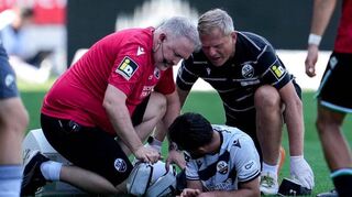 Christian Bieser (l., Physiotherapeut des SV Sandhausen) und Dr. Nikolaus Streich (Mannschaftsarzt) behandeln den verletzten Besar Halimi (SVS).