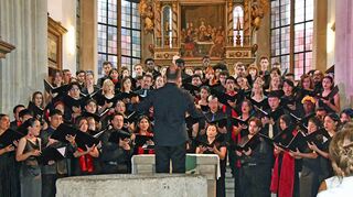 Stehende Ovationen geb es für den „World Youth Choir“ unter Jörn Andresen beim Konzert in der Weikersheimer Stadtkirche.
