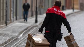 Ein Mitarbeiter des Kurierdienstes DPD liefert Pakete aus. In Bad Mergentheim gab es hierzu nun einen Prozess.