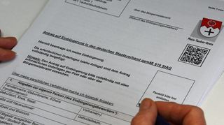 Weil die Zahl der Anträge auf Einbürgerung enorm steigt, benötigen die Behörden mehr Zeit für die Bearbeitung.