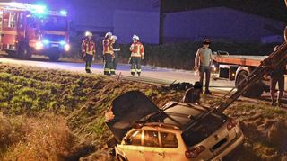 „Beim Braunstall“ kam ein Wagen von der Straße ab und überschlug sich im Gelände. Die Bergung war aufwändig.