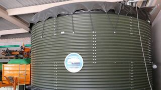 Dank einer großen Zisterne, die das Regenwasser vom Dach der Halle am Bauhof auffängt, musste der städtische Bauhof in diesem Jahr keinen Liter Trinkwasser zur Bewässerung der Pflanzen und Bäume im Stadtgebiet einsetzen.