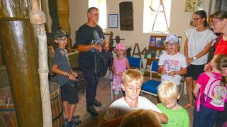 Viel Spaß hatten einige Kinder, als sie mit Stadtführer Martin Kollmar das Heimatmuseum in Lauda erkundeten.