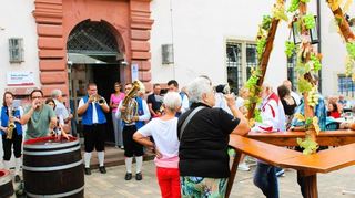 Die Heckfelder Musikanten unterhielten die Gäste am Sonntagnachmittag im Schlosshof.