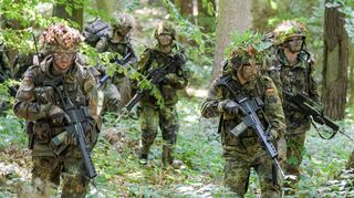 Bestandteil der Basisausbildung der Bundeswehr ist – wie auf diesem Symbolbild zu sehen – auch eine Gefechtsübung. In Hardheim werden seit diesem Jahr wieder Rekruten ausgebildet. Das feierliche Gelöbnis findet am 5. September statt.