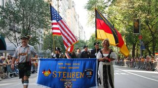 Ein fröhlicher Marsch über die Fifth Avenue in New York ist die jährlich stattfindende Steuben-Parade als Bekenntnis zur deutsch-amerikanischen Freundschaft.