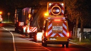 Der erste Schwertransport-Konvoi rollte in der Nacht auf Dienstag von der Autobahnabfahrt bei Distelhausen über Bad Mergentheim (Bild) nach Dainbach. Dort entsteht ein neuer Windpark.