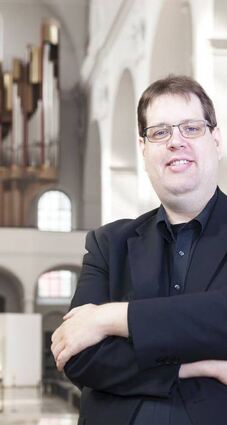 Hans Bernhard Ruß spielt in der Stiftskirche.