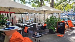 Die weißen Stoffbanner des Außenbereichs hängen erst seit der Großbaustelle am Nationaltheater.
