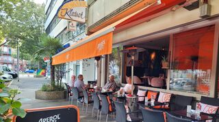 So war das nicht immer: Gäste sitzen vor dem Café Klatsch.