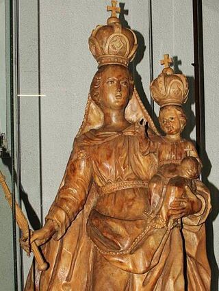 Bis auf das Zepter befindet sich die aus Lindenholz gefertigte und vermutlich aus der ersten Hälfte des 18. Jahrhunderts stammende Madonna mit Kind noch im Originalzustand.