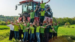 Nicht alle Mitarbeitenden passen auf den Traubenvollernter.