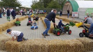 Früh üben sich künftige Traktorfahrer.