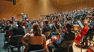 Was für ein riesiger Klangkörper: So eine große Anzahl an Bühnenmusikern gab’s in der Tauberphilharmonie noch nie.