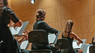Konsequent sucht Tan Dun als  live das musikalische Gespräch mit den jungen Musikern von Bundesjugendorchester und World Youth Choir.
