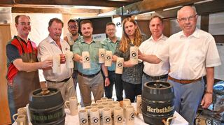 Stoßen auf eine schöne und friedliche Messe mit Festbier an: (von links) Bürgermeister Dr. Lukas Braun, Festwirt Hans-Peter Küffner, Timo Herkert, Moritz Bauer, Kurt Walz (alle Distelhäuser Brauerei), Marktmeister Jan Raddatz sowie Christian und Klaus Wunderlich (beide Herbsthäuser Brauerei).