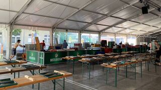Die letzten Vorbereitungen für den Schützenmarkt werden im Festzelt und auf dem Vergnügungspark auf dem Musterplatz getroffen. Das traditionelle Fest beginnt am Samstag, 16 Uhr, mit dem Eröffnungsumzugund dem sich daran anschießenden Fassanstich durch Bürgermeister Roland Burger im Festzelt.