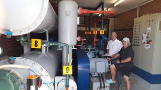 Die bisherige Flusswasserwärmepumpe des Bestenheider Freibads ist 50 Jahre alt. Sie wird nach Angaben von Eric Schuh und Ingo Ortel gegen eine neue ausgetauscht.