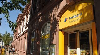 Das Postbank-Finanzcenter in der Poststraße in Bad Mergentheim schließt Mitte Oktober seine Türen. Die Post-Filiale ist schon im Juni ausgezogen.