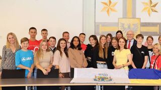 „Schön, dass Ihr da seid!“: Oberbürgermeister Udo Glatthaar (Mitte) empfing die ukrainischen Gäste im Beisein von Projekt-Beteiligten zum Auftakt im Sitzungssaal des Neuen Rathauses.
