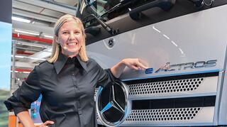 Karin Rådström bei einer Präsentation im Mercedes-Benz-Werk Wörth.