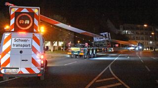 In Bad Mergentheim an der Abzweigung B 290/Buchener Straße (nahe dem Caritas-Krankenhaus) galt es für die Fahrer der Schwertransporter noch einmal eine knifflige Ecke zu durchfahren.