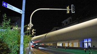 Die Ortsdurchfahrt Unterbalbach – der 75 Meter lange Windrad-Flügel schwebt regelrecht durch die Ortsmitte.