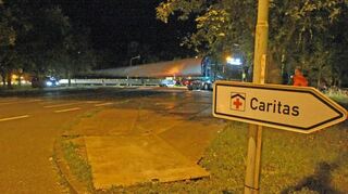Das wird eng. Die Abzweigung an der Buchener Straße in der Kurstadt muss im großen Bogen über den Grünstreifen überwunden werden.
