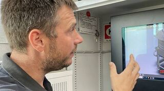 Schlosserei-Meister Fabian von Schenk erklärt: Alle Bauteile können von den Mitarbeitern am PC abgerufen werden. Gleich nebenan werden sie zusammengefügt.