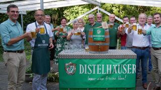 Vertreter von Schützengesellschaft, Brauerei und Sponsoren stießen mit dem neuen Marktbier an. Dieses wird im Festzelt ausgeschenkt.
