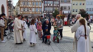 Die Segnung der Verkehrsteilnehmer und der Fahrzeuge lockte im letzten Jahr viele Besucher auf den Marktplatz.
