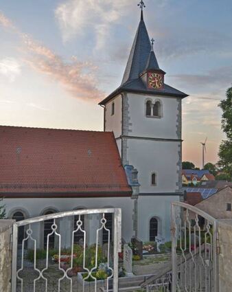 Der Heimatforscher und -filmer Hugo Kistner vermutete „um 1220“ als Bauzeit der Neubronner Dorfkirche.
