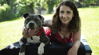 Tierpflegerin Alisa Martin und Capo freuen sich auf das artgerechte, geräumige neue Tierheim in Bad Mergentheim – und auf viele Gäste beim Baustellen-Fest am 7. und 8. September.