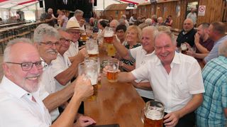 Nach dem Bieranstich für das 69. Heimat- und Quätschichfest wurde am Freitag in Kreuzwertheim kräftig gemeinsam gefeiert.
