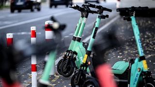 Ärgernis oder innovativer Komfort? E-Tretroller zum Mieten sind aus deutschen Städten, wie hier in Berlin, nicht mehr wegzudenken.