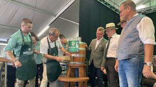 Mit wenigen Schlägen stach Bürgermeister Roland Burger das Bierfass an. Der Schützenmarkt war offiziell eröffnet.