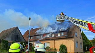 <p>Mit der Drehleiter konnte "von​ oben" gelöscht werden. Bilder: Michael Weber-Schwarz<br></p>