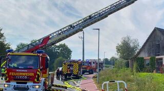 Auf der Leichtenstraße hinunter Richtung WG stand ein Feuerwehrfahrfahrzeug neben dem anderen – das unterstützende DRK kam glücklicherweise nicht zum Einsatz.