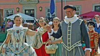 Der Ortsadel gehört(e) natürlich zu Weikersheim: Schick anzuschauen sind die historischen Kleider ja allemal.