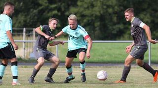 Die SGM Taubertal/Röttingen (im mintfarbenen Trikot) und Aufsteiger SGM Edelfingen/Löffelstelzen trennten sich 2:2.