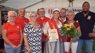 Karin Körner wurde beim 43. Kupprichhäuser Grünkernfest von der Vereinsgemeinschaft als neue Kupprichhäuser „Kesselkönigin“ inthronisiert. Die Ernennungsurkunde über die Königswürde sowie die königlichen Insignien Krone, Schärpe, Thermometer und Schöpfkelle überreichte Inge Hasenfuß-Deschner (Dritte von links).