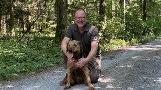 Revierleiter Dietmar Heid mit seinem Hund Timi.