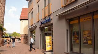 Noch bis 2026 finden Post- und Bankkunden eine Filiale der Postbank unweit des Spitzen Turms in der Gerbergasse 10. Dann schließt die Niederlassung.